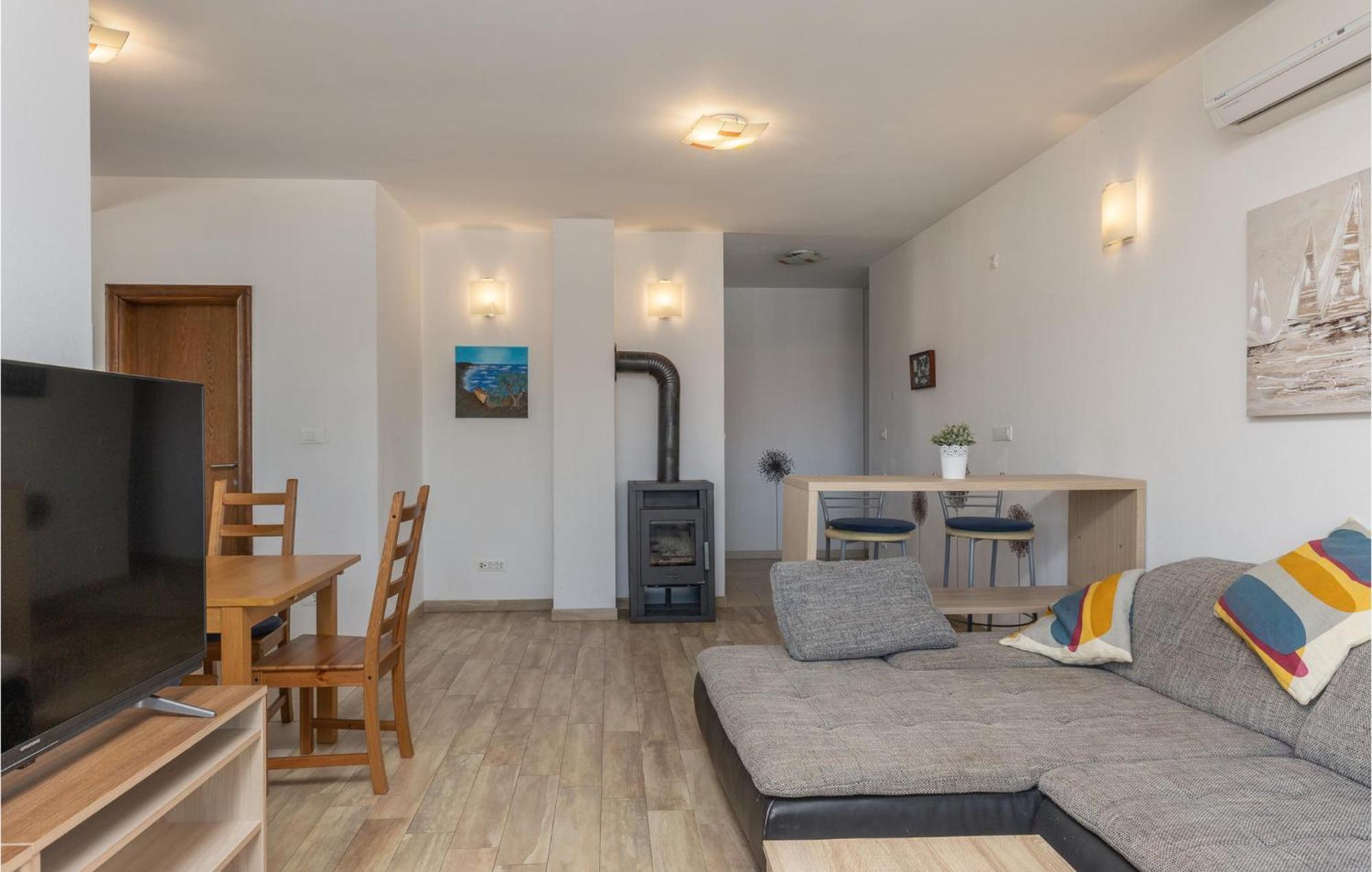 Amazing Apartment In Njivice With Kitchen Екстериор снимка