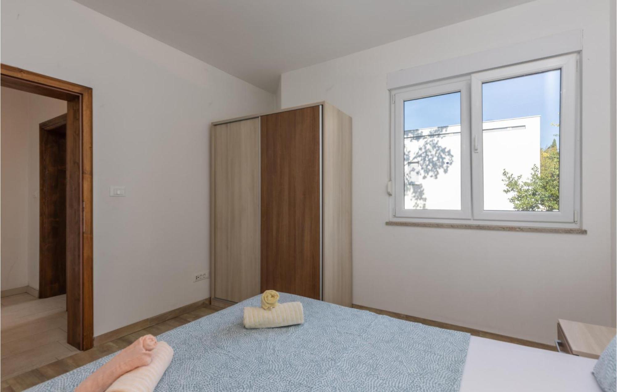 Amazing Apartment In Njivice With Kitchen Екстериор снимка